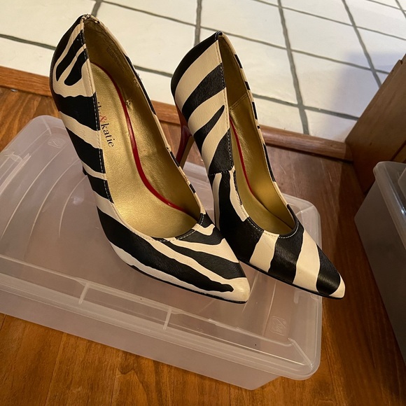 Kelly & Katie - Picture 6 of 6